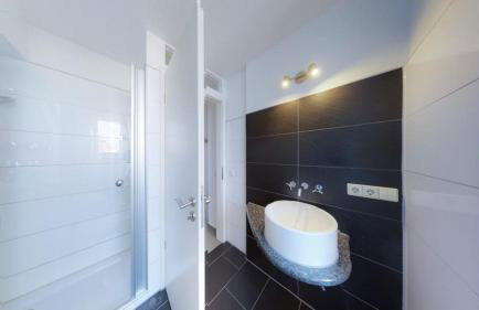 Spacious 4 Bedroom Apartment near City Center - Photo 2