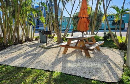 Spacious 2BR Oasis Steps to Treasure Island Beach - Foto 39