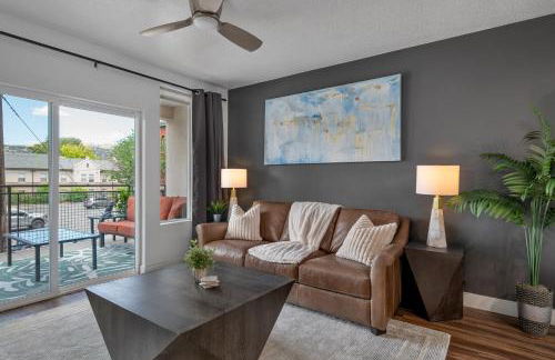 Deluxe 1BR 1BA Pool, Gym, Htub, Pkg - Foto 7