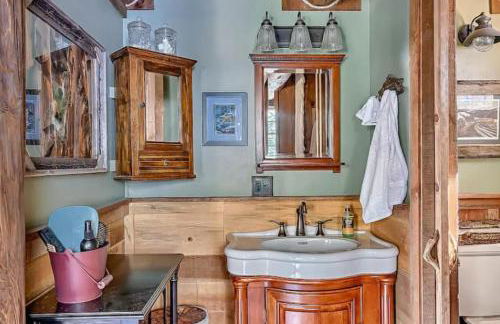 Hot Tub and Mtn Views Woodsy Cabin in Greer - Foto 23