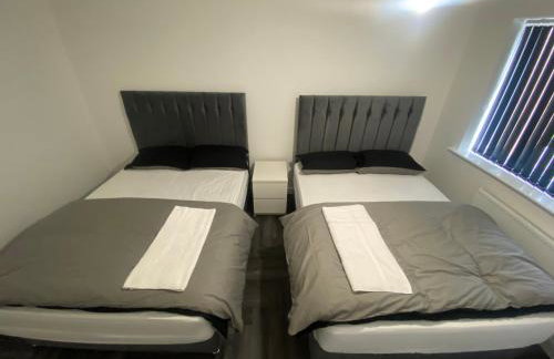 Modern 3 Bedroom Holiday Home -Jaquzzi Bath -Private Parking-suitable for contractors - Free WiFi - Foto 19