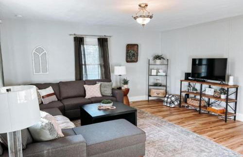 Large 4 Bedroom Home Close to Airport and IX Center - Photo 44