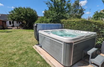 Cheltenham large house with gym, bar & hot tub - Photo 25