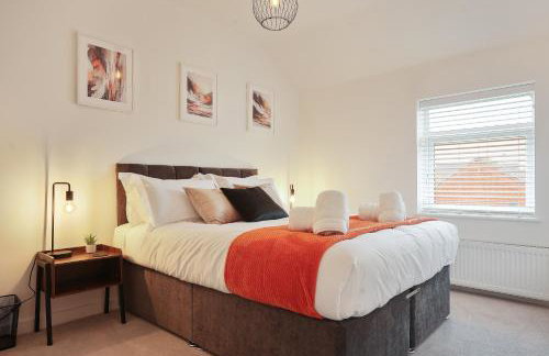 The Lodge - comfortable, stylish, 3 bedroom home with 3-6 beds near Utilita Arena - free parking - Photo 16