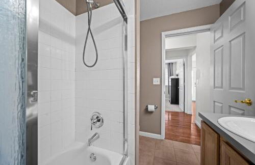 Golden View Townhouse - Walk to Downtown! - Photo 32