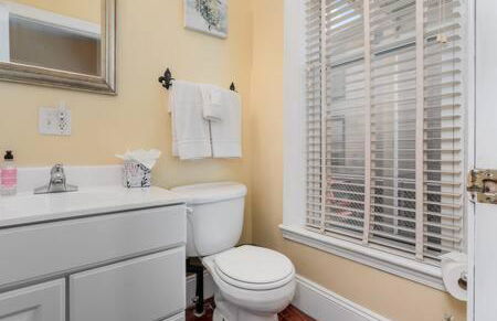 Downstairs 2 Bedroom Apt- Pet Friendly- walking distance to beach & shops - Foto 19