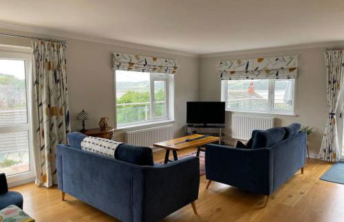 Lloret, Contemporary Retreat with Hot Tub & Waterside Views - Photo 12