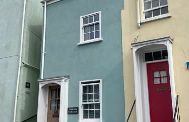 Reduced rates for this month! Beautiful cottage, 3 stories high with upstairs courtyard and set in an amazing location! The fantastic newly developed Town Mill with restaurants and craft shops on your doorstep Also only 2 minutes to the sea! , Sleeps 4 - Photo 4