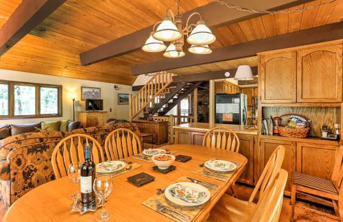 Riverside Winthrop Chalet with Hot Tub and 2 Decks! - Foto 8