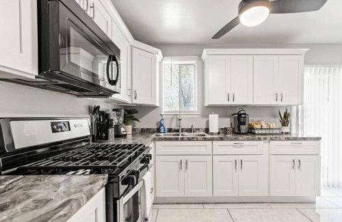 Fly In Style! Charming Townhome 6 Mins from RIC! - Foto 24