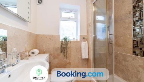 2Bedroom Apt in Egham with Free Parking - Foto 3, towels, Shower