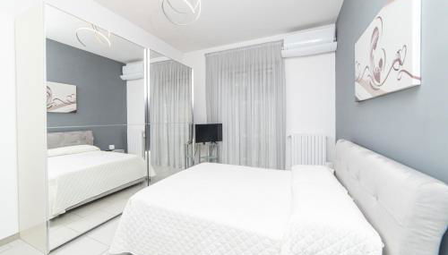 Luxury Seaview Apartment with Lift & Parking in Salerno City Center - Maison Dorotea - Photo 3, wardrobe, locker