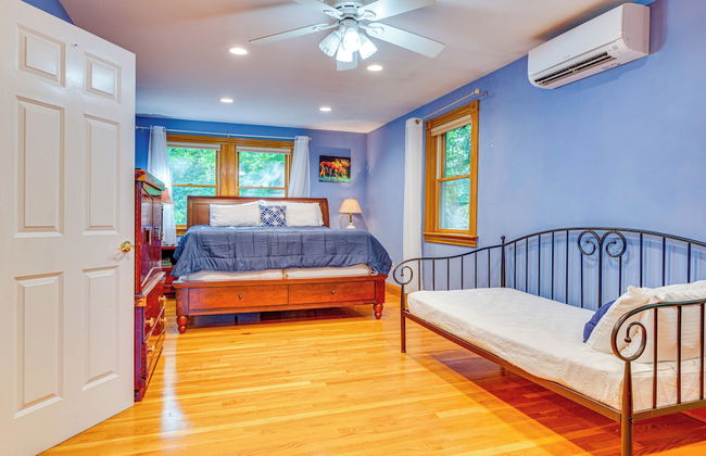 Spacious Belmont Home w/ Seasonal Pool & Grill - Foto 10