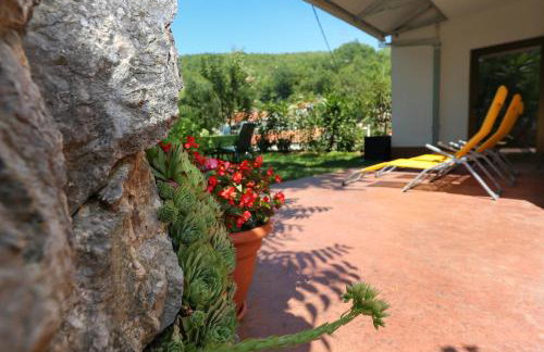 Waterfall House Getaway - Photo 3