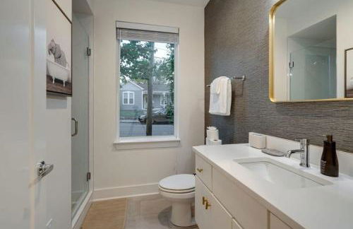 Luxury Townhouse with Rooftop Deck Less than 10 mins to Downtown - Foto 21