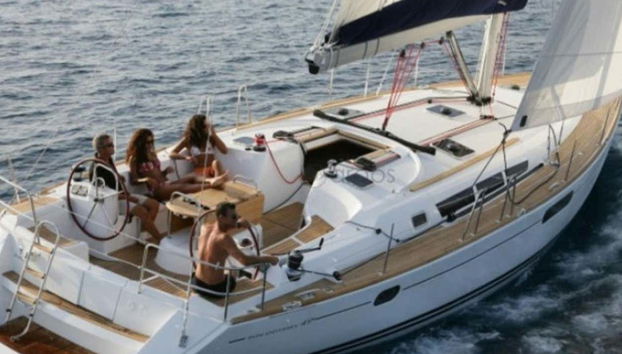 Barco a vela navegando