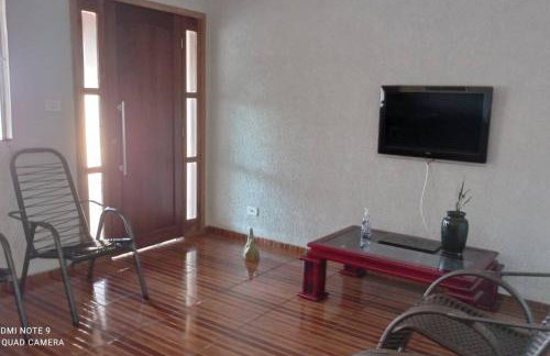 Casa Confortável arejada ar condicionado quente e frio 2 quartos ,2 banheiros ,2 vagas de garagem - Photo 3
