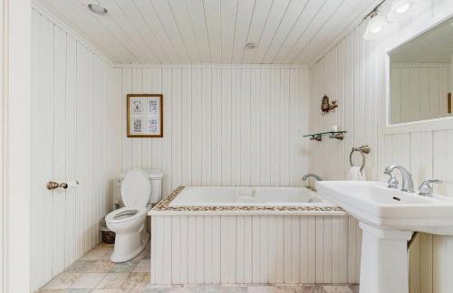 By the Sea - Foto 14