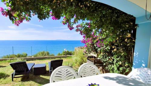 "Sardinia Blue Home" Vista mare, tramonti mozzafiato su Golfo Asinara, giardino, parking e Wi-Fi - Foto 1, Garden, sunbed, Garden view