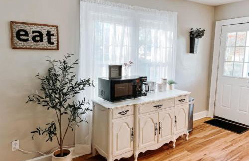 Large 4 Bedroom Home Close to Airport and IX Center - Foto 7