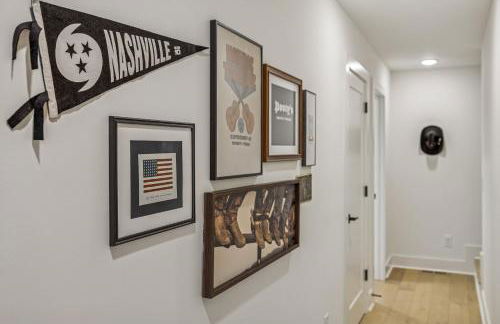 Modern Multi-Level Retreat with Rooftop Hot Tub - Foto 35