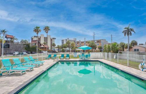 Sunset Dreams 304 Modern Madeira Beach Condo Heated Pool & Walk to Beach - Foto 22