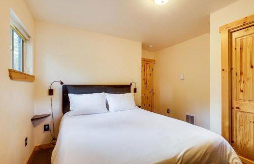 Hot Tub and Game Room Ronald Retreat 2 Mi to Lake! - Foto 17