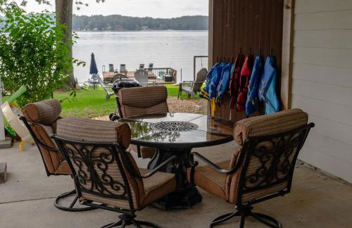 Lakefront Lodge with King Beds and Game Lounge - Foto 30