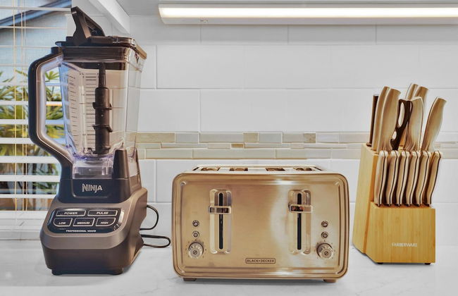 Designer Coastal Paradise w Pool - Steps to Beach - Foto 31