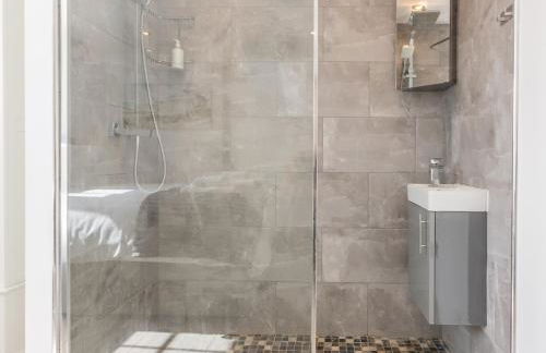 4-Bedroom Seafront House in Southend Sea Views - Pass the Keys - Foto 46