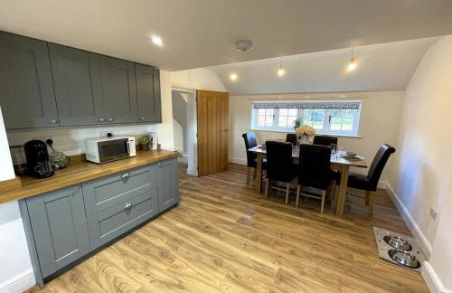 Spacious Family Friendly Cottage - Photo 13