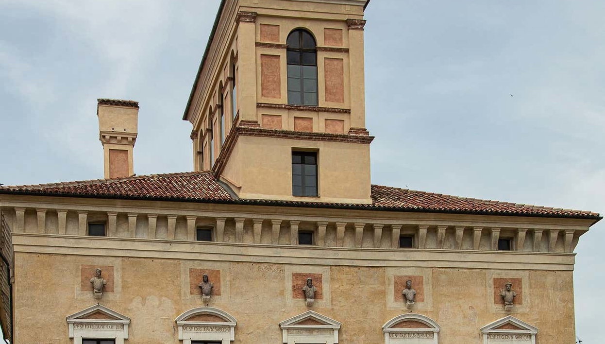 Sabbioneta Private Tour - Photo 2, Admiring the facade of the Ducal Palace