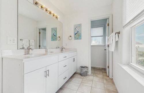 Updated three-story home with kayaks, bikes, & water views - great location - Foto 17