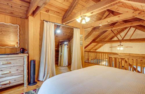 Soak in Hot Tub, Explore Outdoors Cleveland Cabin - Foto 14