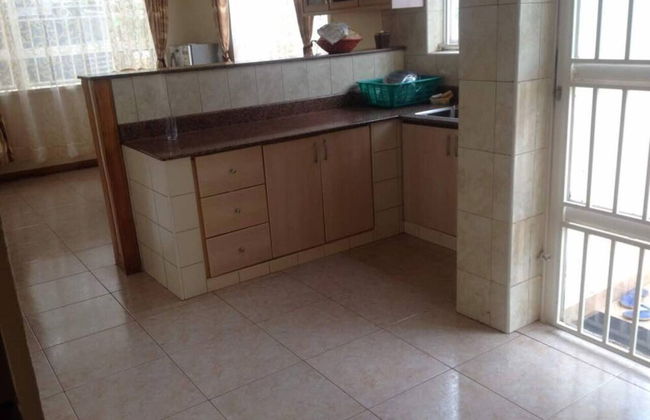 Captivating 3-bed Villa - Photo 11