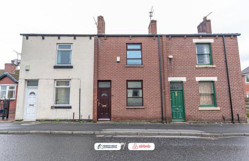 Wigan Work-Ready 3BR House Sleeps 6 Guests - Photo 12