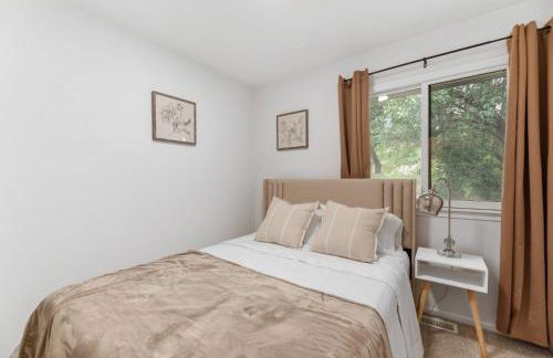 Beautiful 6 bed 3 bath home in quiet neighborhood - Foto 25