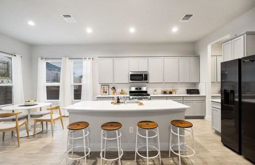 Luxe Modern 4B House with Office 20 min to DT - Foto 27