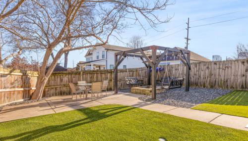 Modern House by Downtown with Garage and Fenced-in Yard - Foto 5