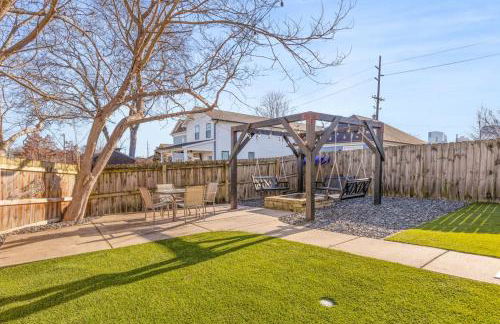 Modern House by Downtown with Garage and Fenced-in Yard - Foto 5