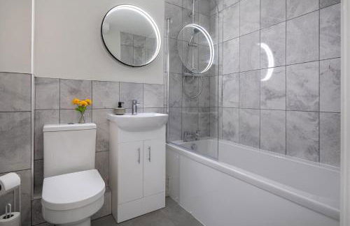 Stunning 1 Bedroom Apartment in a Converted Chapel - Free Parking, Smart TV, Fast WiFi and Self-Check-In by Yoko Property - Foto 7