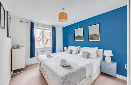 Detached 4 Bedroom 2 Bathroom House - Driveway Parking, Fast WiFi and Smart TV by Yoko Property - Foto 9