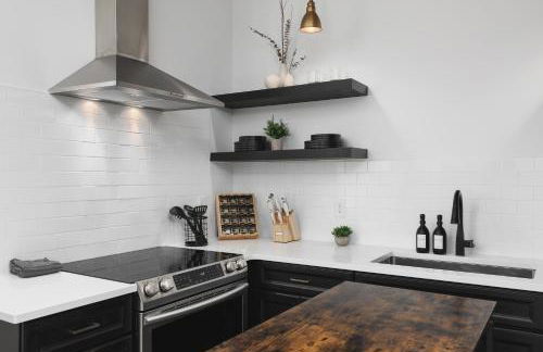 Condo with Free Parking, 3 mi Downtown & Stadium, by Coffee - Foto 9