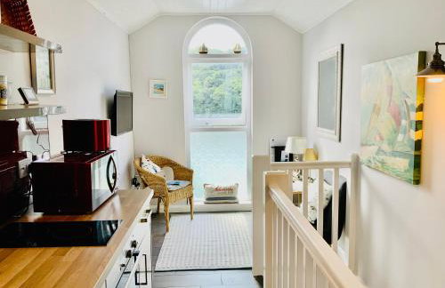 Beautiful 1-bed Riversi Cottage Located in Malpas - Photo 2