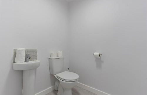 Exquisite 7 Bedroom 5 Bathroom House - Over 1900 sqft - Close to City Centre with Free Parking, Fast W-Fi and SmartTVs by Yoko Property - Foto 43