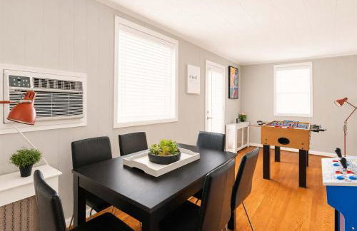Charming Townhouse Retreat by CozySuites - Foto 25