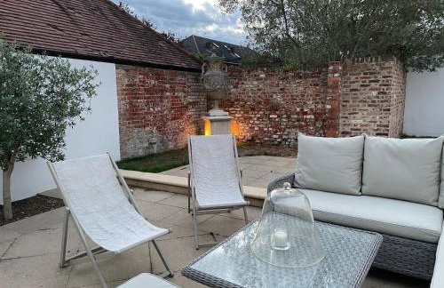 Double-Bed Bedroom, Living Room and Kitchenette, private Bathroom and Utility Room available at Willow House, Shepperton - Foto 27