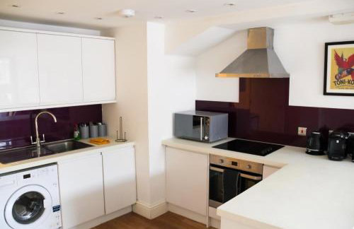 Cosy & Bright 2 Bedroom Apartment in Newbury Town Centre - SLEEPS 7 - Foto 8
