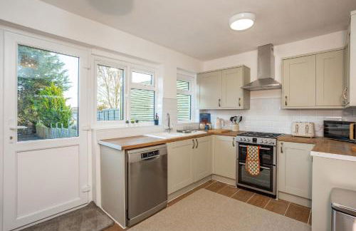 Doctors Lane- Modern 3 Bedroom Contractor Family House With Parking - Photo 18