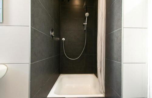 Tolstov Apartments - City Apartments with 2 , 3 and 6 Rooms - 15 Min to Messe DUS and Old Town DUS - Foto 25